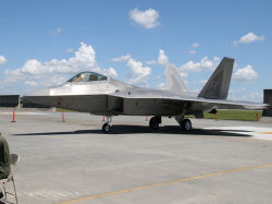”横田基地友好祭で地上展示されたF-22ラプター戦闘機”/border="0"